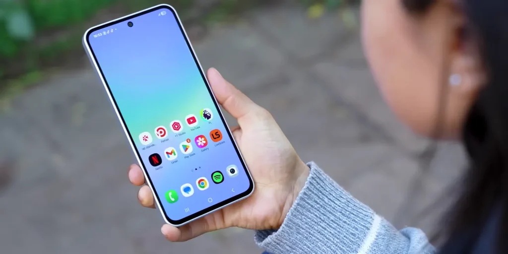 Samsung Galaxy A36 Review: Is It Worth Your Money? 26 Samsung Galaxy A36 Outdoor Display Visibility