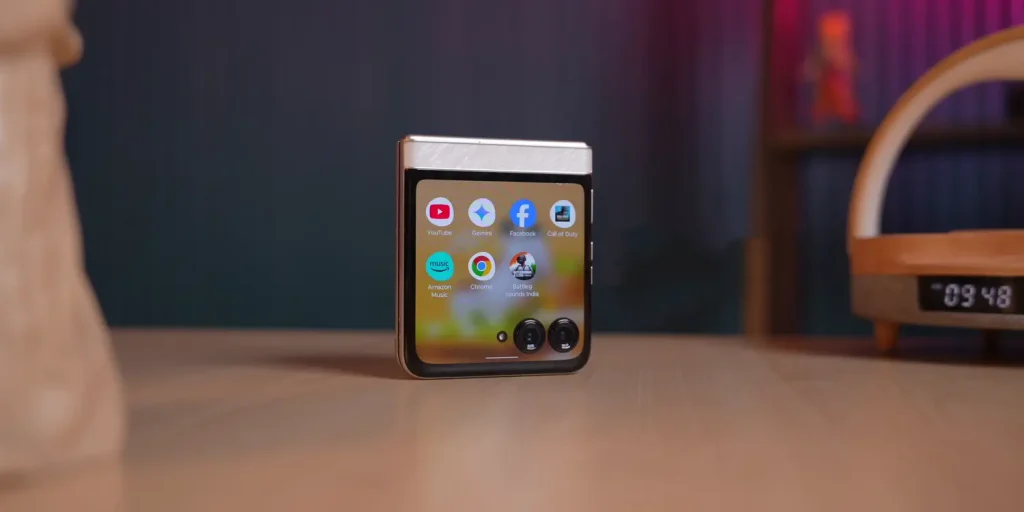 Motorola Razr 60: A Stylish and Affordable Foldable Experience 2 Motorola Razr 60 Folded Front Small Display